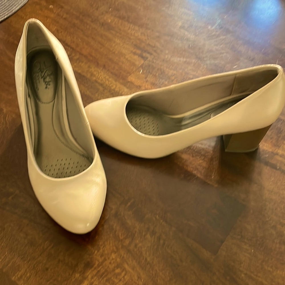 Women pumps size 9